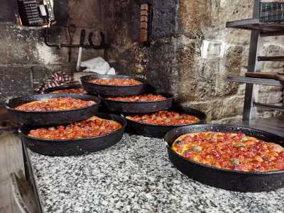 Un prodotto quest�ultimo che ritroviamo alla sinistra del bancone, con la pasta dorata punteggiata di pomodori